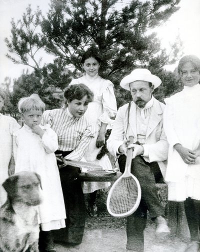 Bewohner von St. Petersburg machen eine Pause von einem Tennismatch, 1900 von Russian Photographer